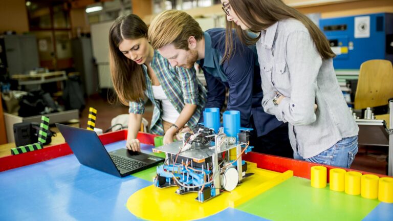 Schülerinnen und Schüler programmieren ihren Roboter im Makerspace