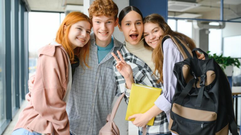 Das neue SMV-Team posiert gut gelaunt im Schulflur